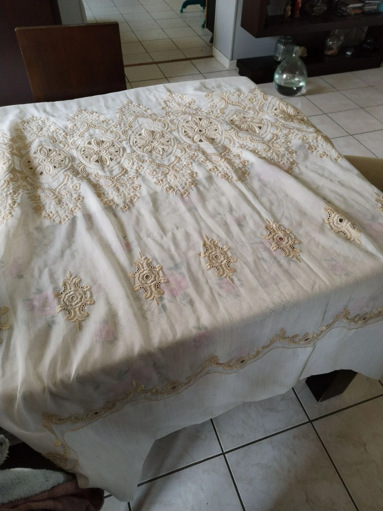Muy bonita cortina vintage con bordados de color dorado. – photo 14